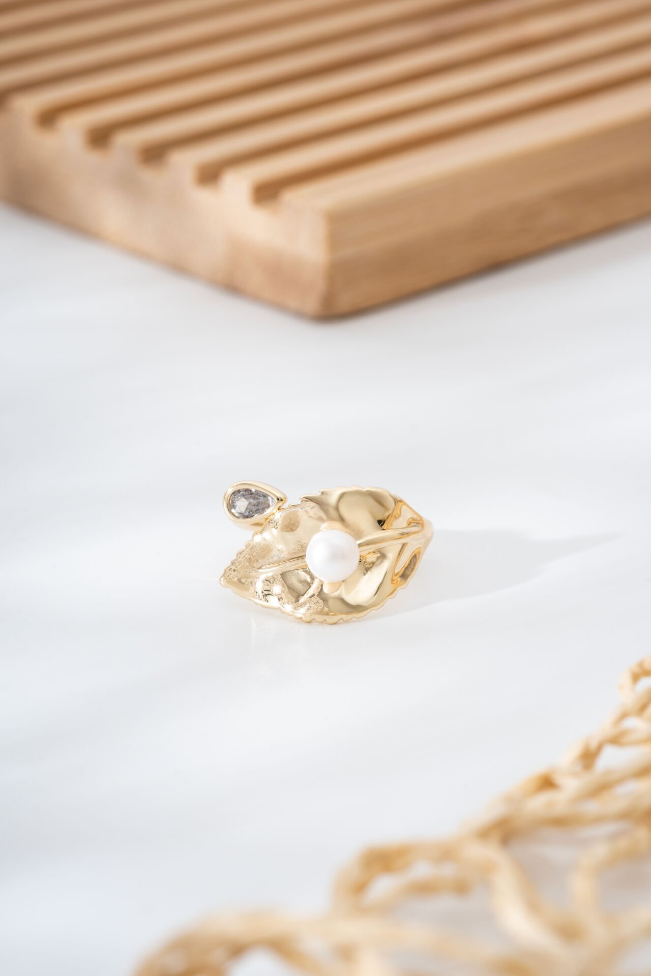 Altın Renk Yaprak Model İnci Detaylı Kadın Ayarlanabilir Yüzük