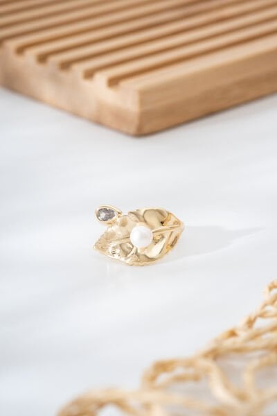 Altın Renk Yaprak Model İnci Detaylı Kadın Ayarlanabilir Yüzük