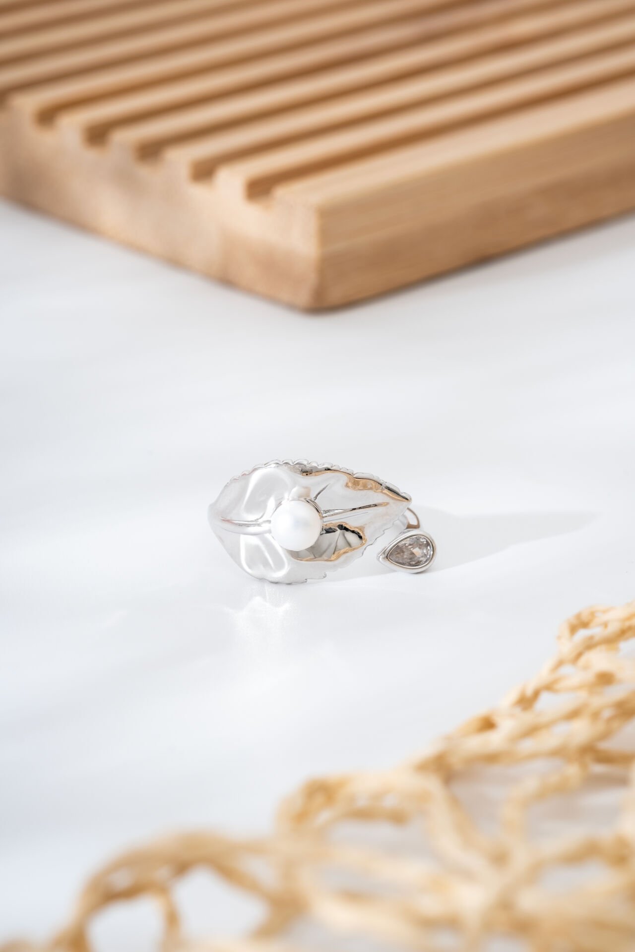 Gümüş Renk Yaprak Model İnci Detaylı Kadın Ayarlanabilir Yüzük