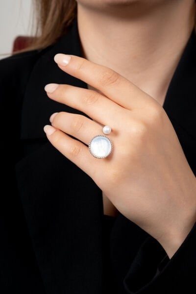 Gümüş Renk İnci Detaylı Yuvarlak Doğal Taş Kadın Yüzük