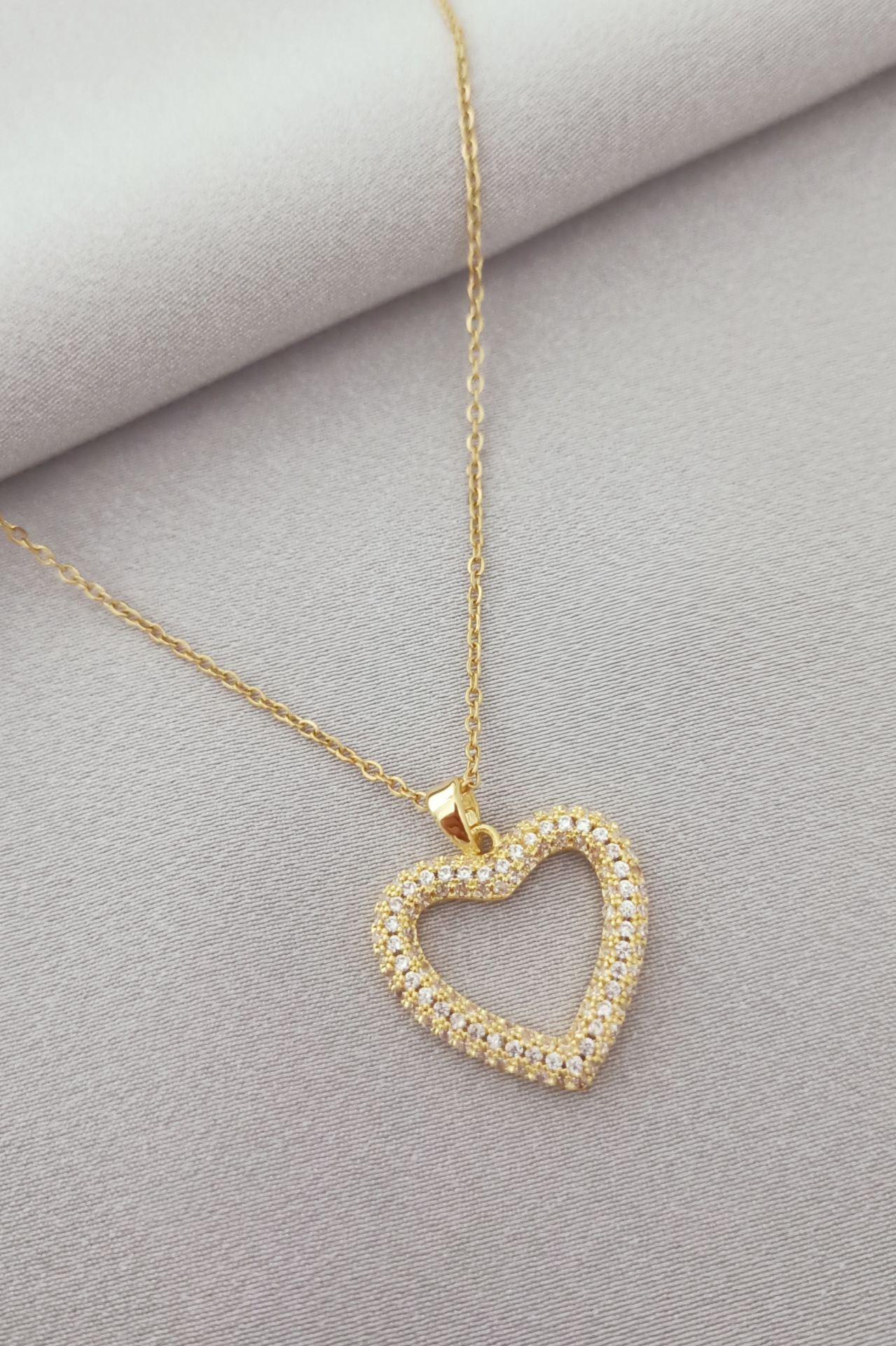 Çelik kalp taşlı kolye gold