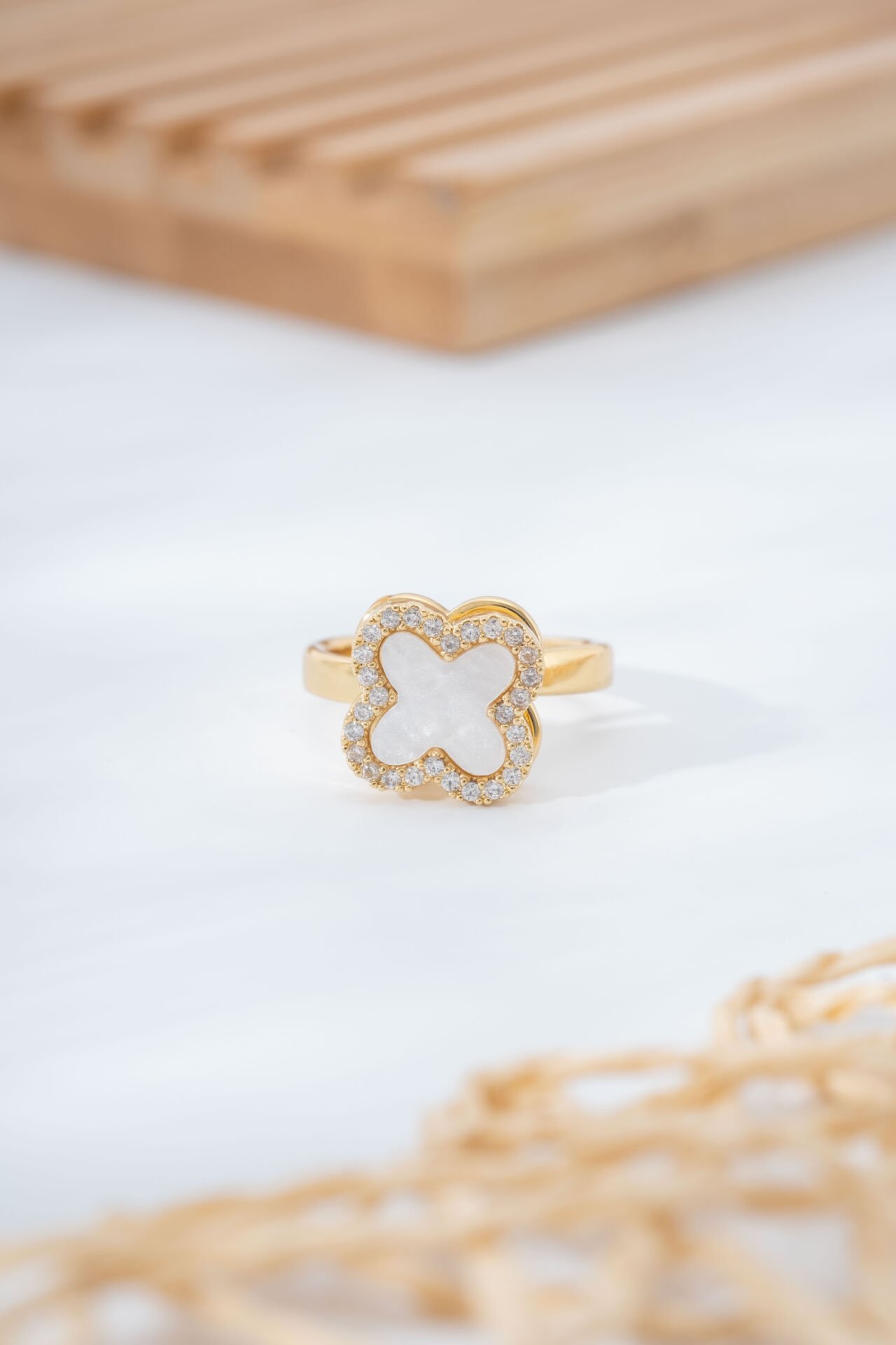 Gold Beyaz Van Clıft Stres Yüzüğü