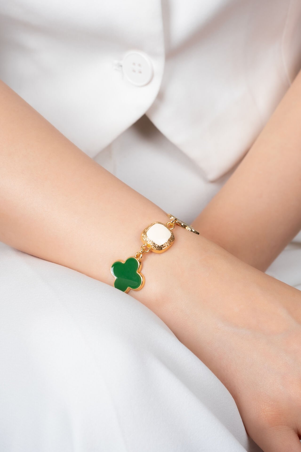 Altın Renk Yeşil Yonca ve Beyaz Taşlı VİP Bileklik