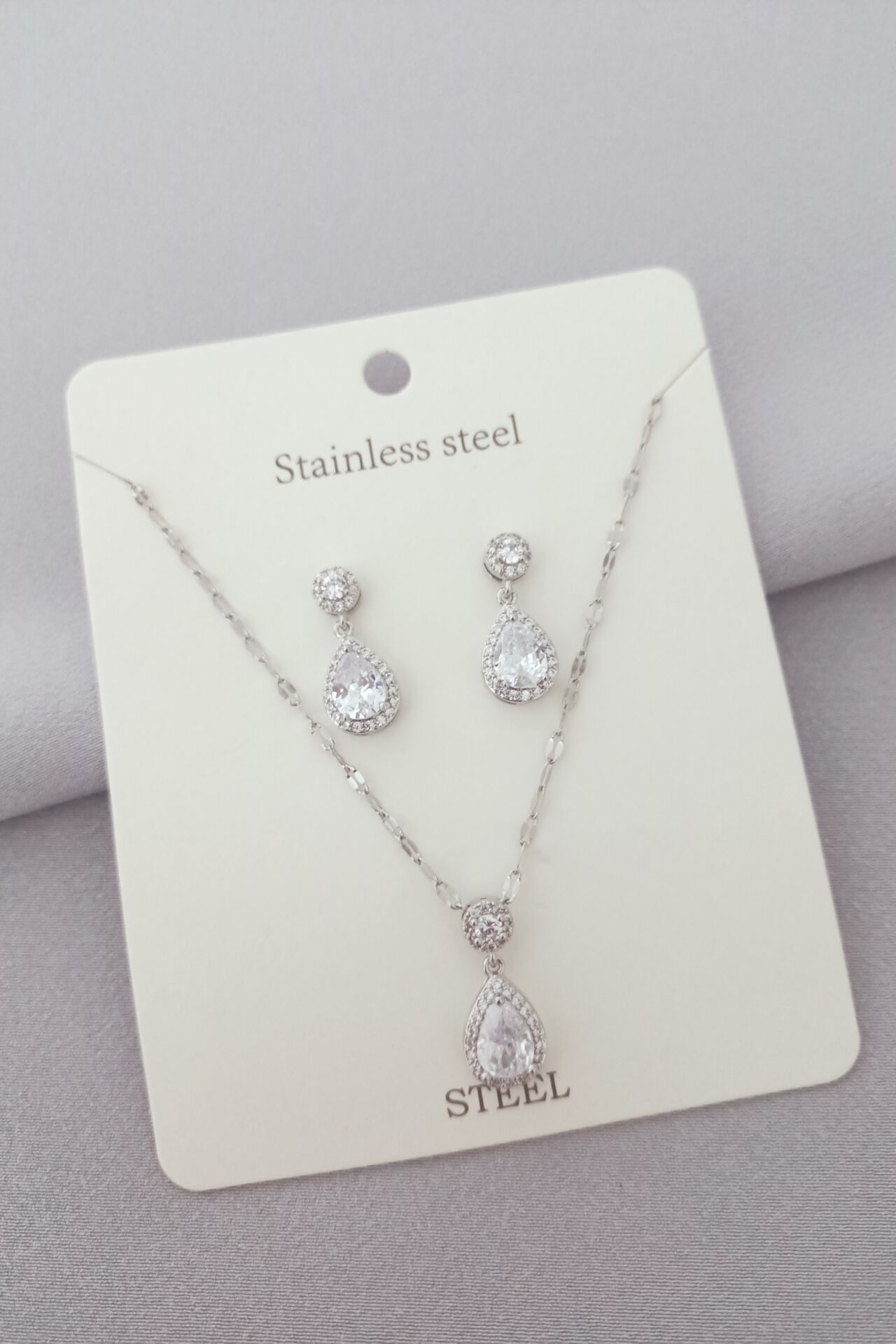 Çelik taşlı kolye küpe set