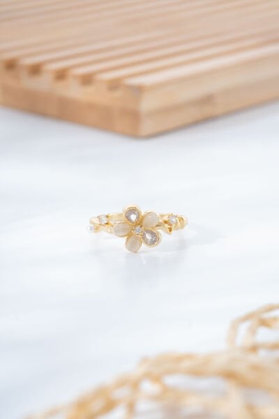 Gold Çiçek Motifli Zarif Yüzük