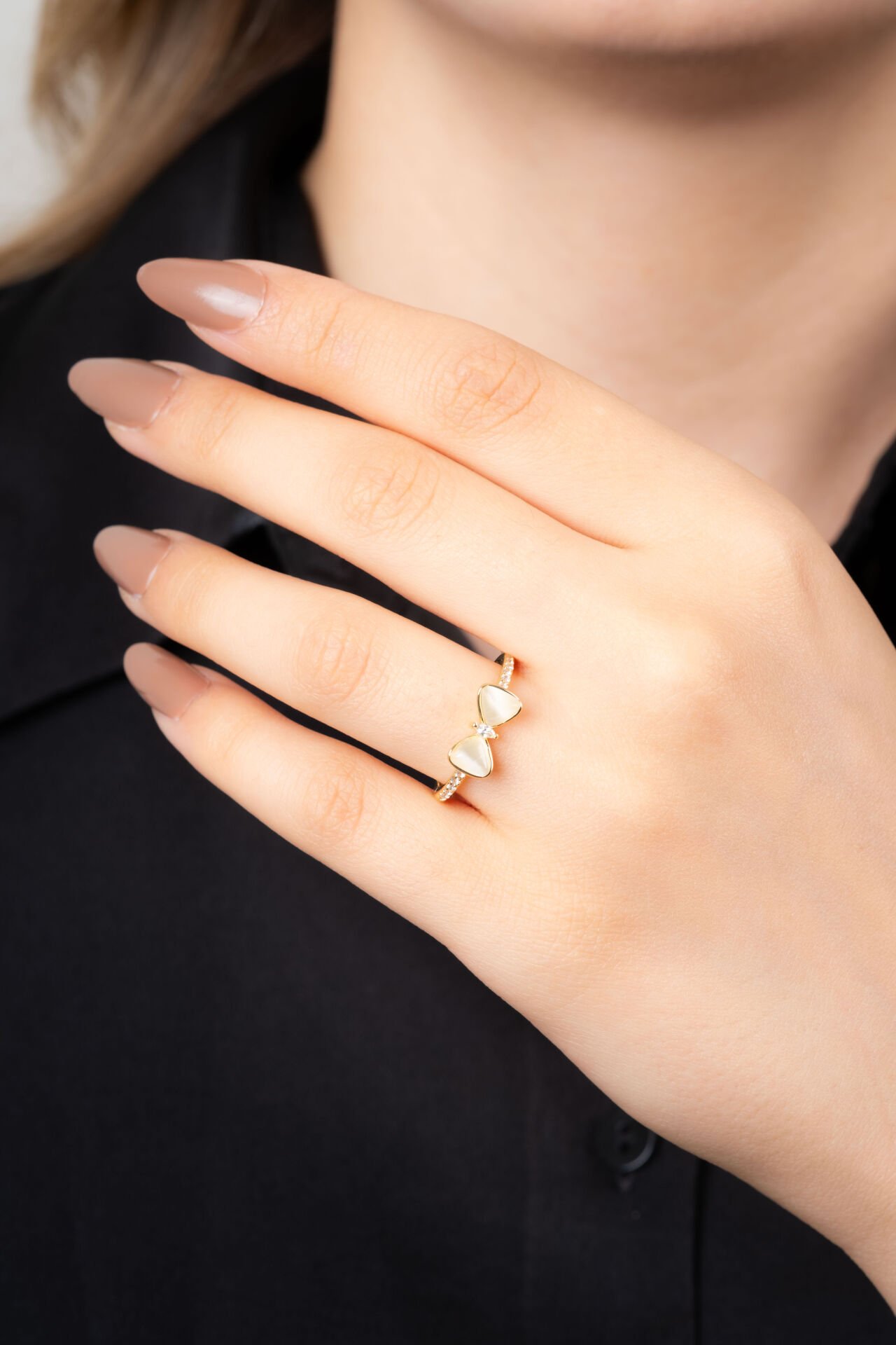 Gold Fiyonk Detaylı Taş İşlemeli Yüzük