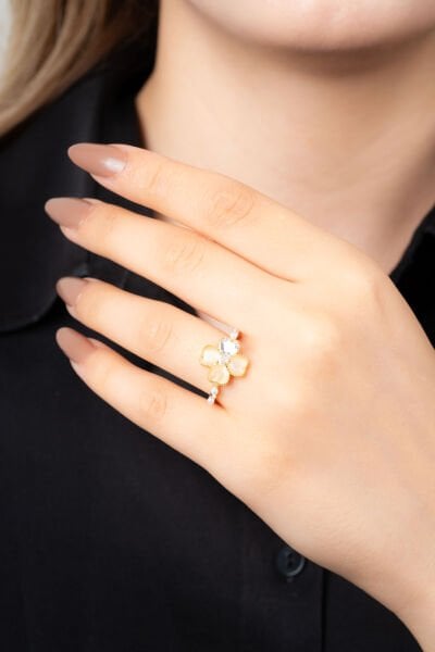 Gold Kalpli Taş Detaylı Yonca Model Yüzük