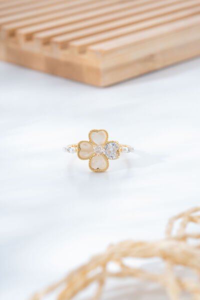 Gold Kalpli Taş Detaylı Yonca Model Yüzük