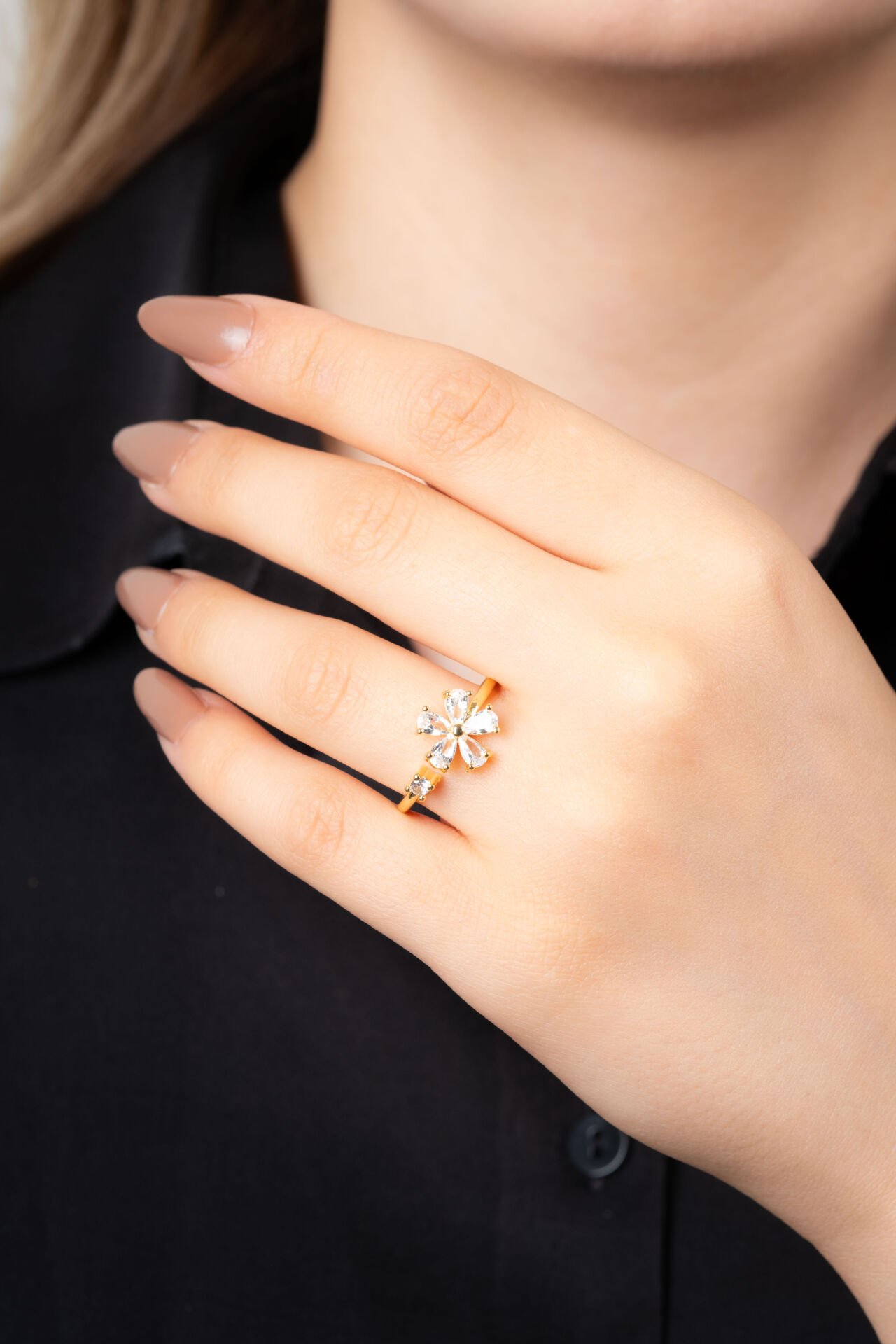 Gold Beyaz Taşlı Çiçek Yüzük