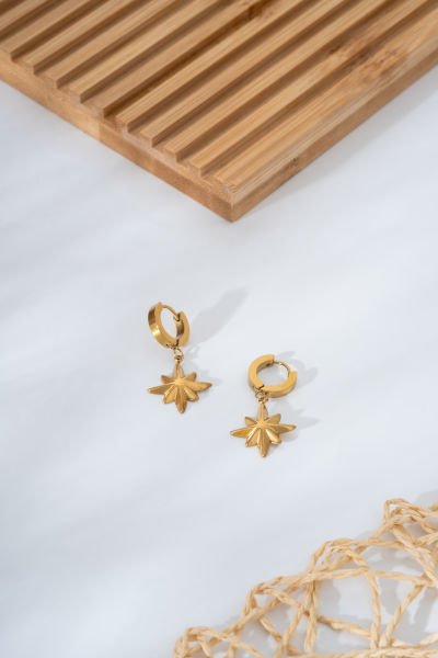 Altın yıldız model sallantılı küpe