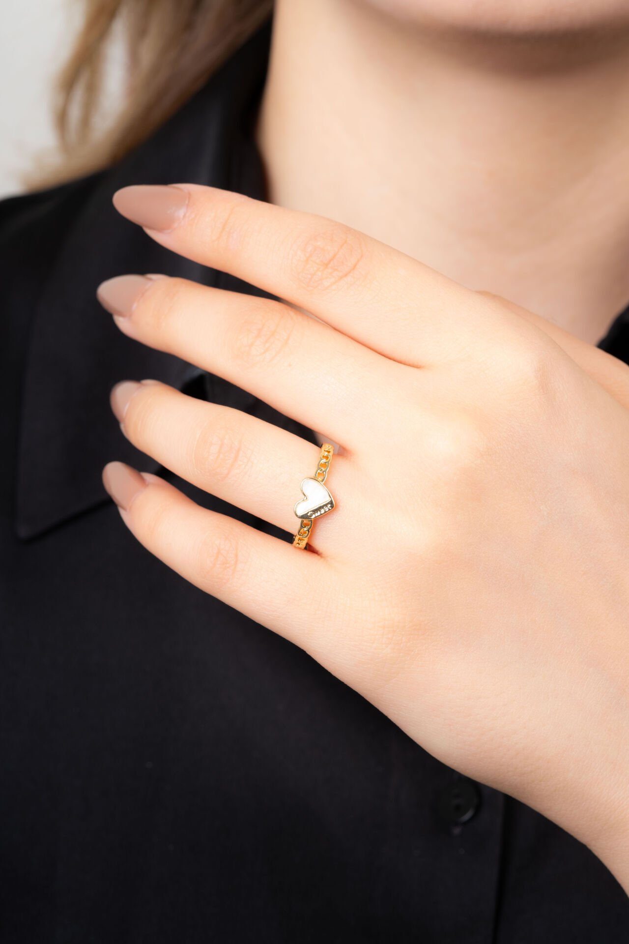 Gold Zincir Detaylı Beyaz Kalp Yüzük