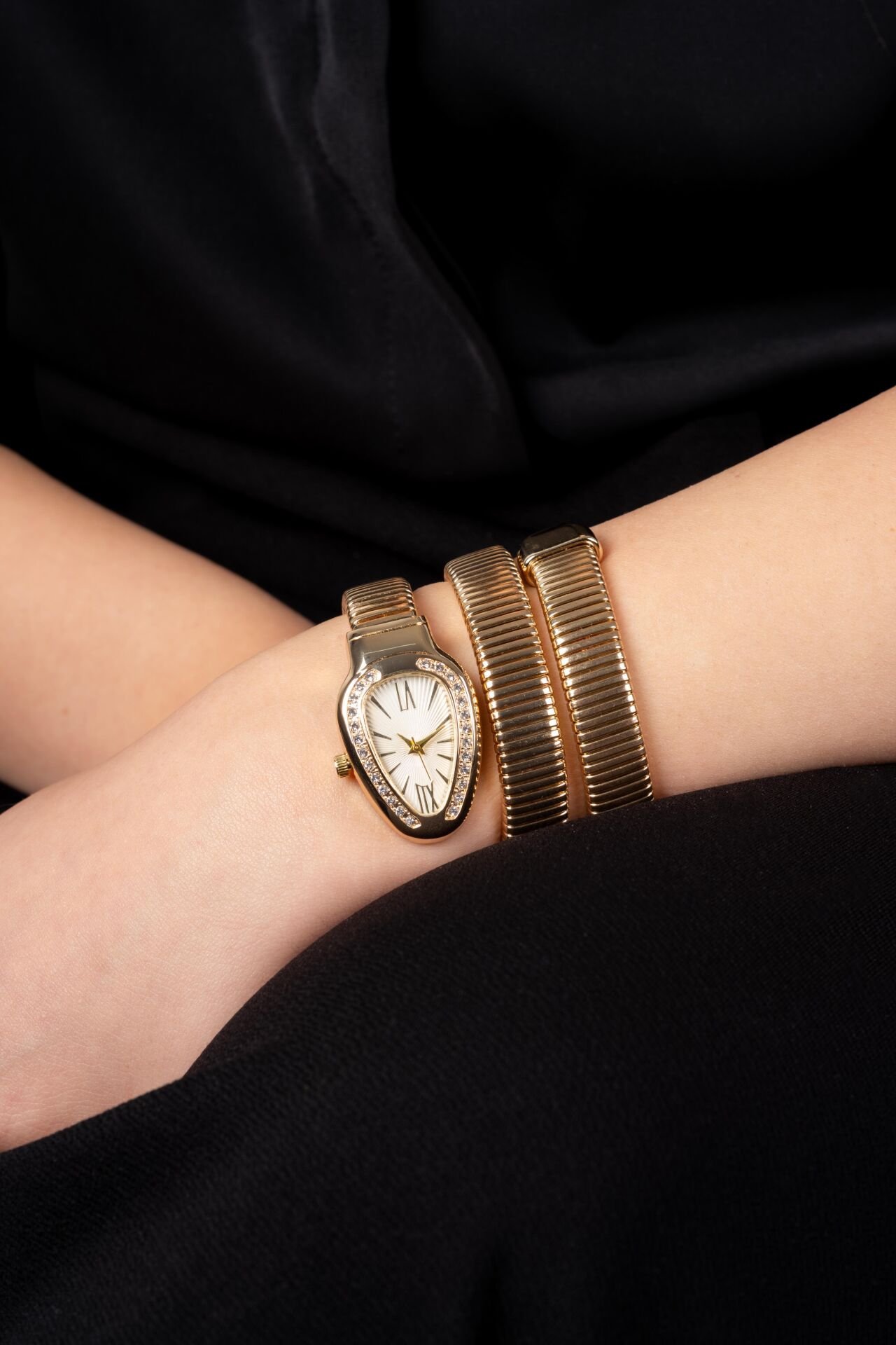 Gold Taşlı Yılan Saat