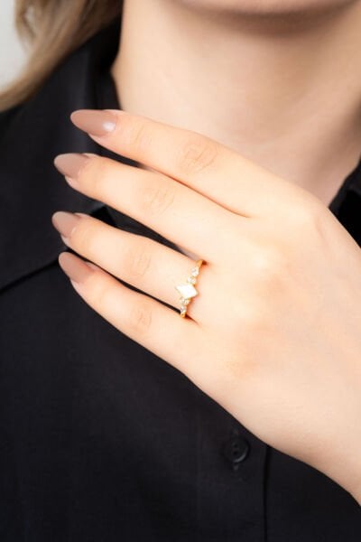 Gold Geometrik Beyaz Taş Detaylı Yüzük