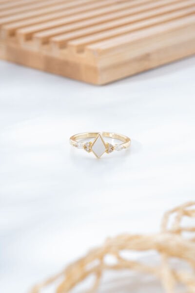 Gold Geometrik Beyaz Taş Detaylı Yüzük