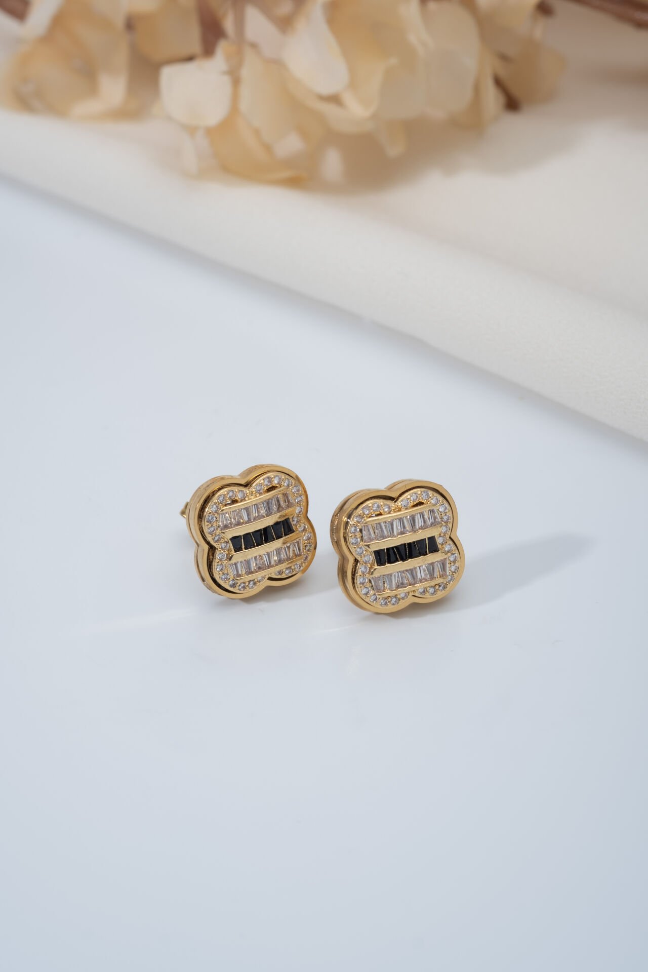 Gold Taşlı Siyah Şerit Küpe