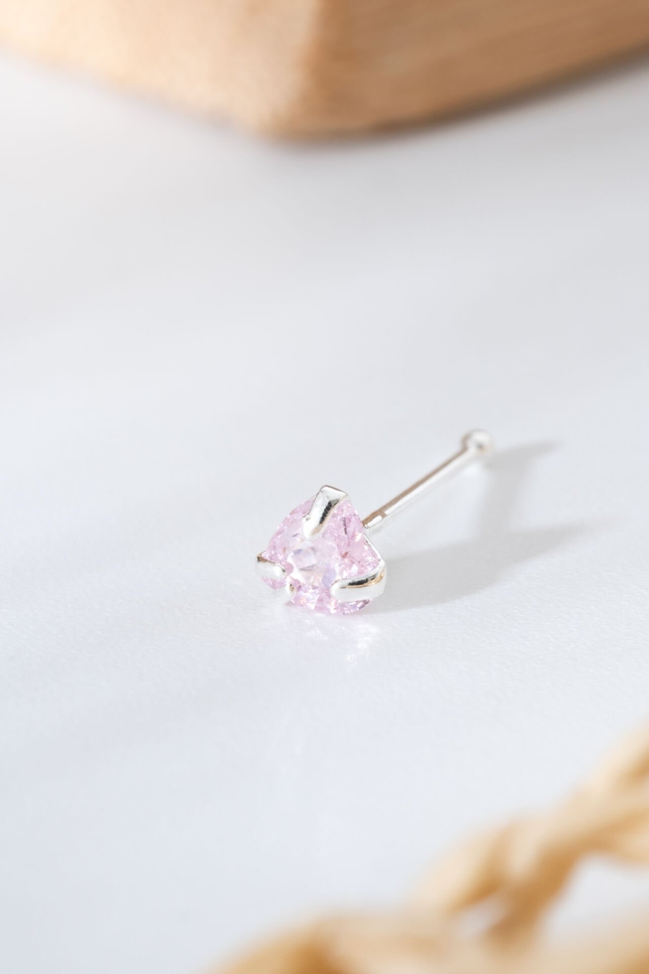 Üçgen Kesim Pembe Taşlı Gümüş Renk Burun Hızması