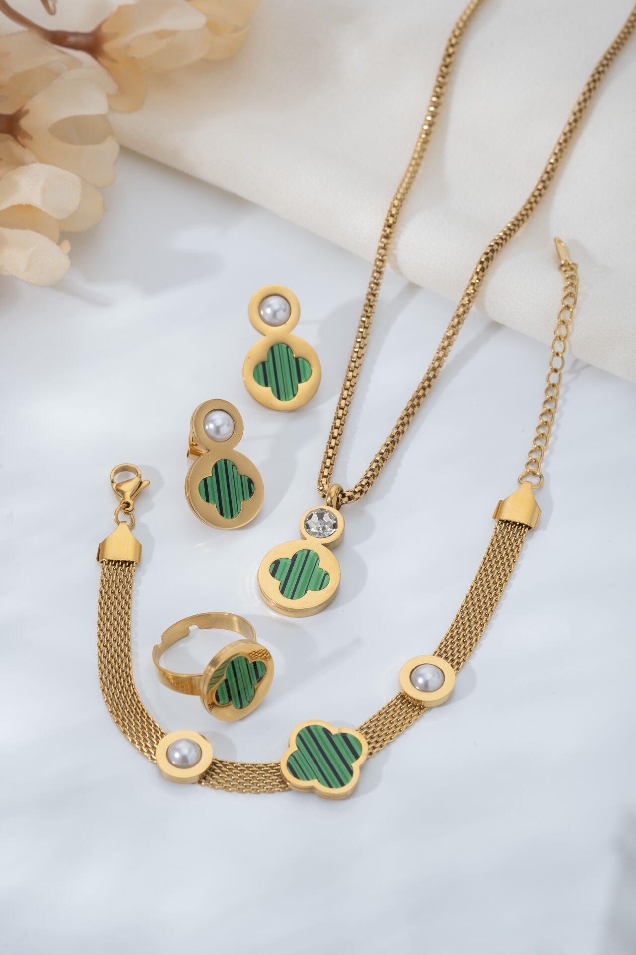 İnci Detaylı Yeşil Takı Seti