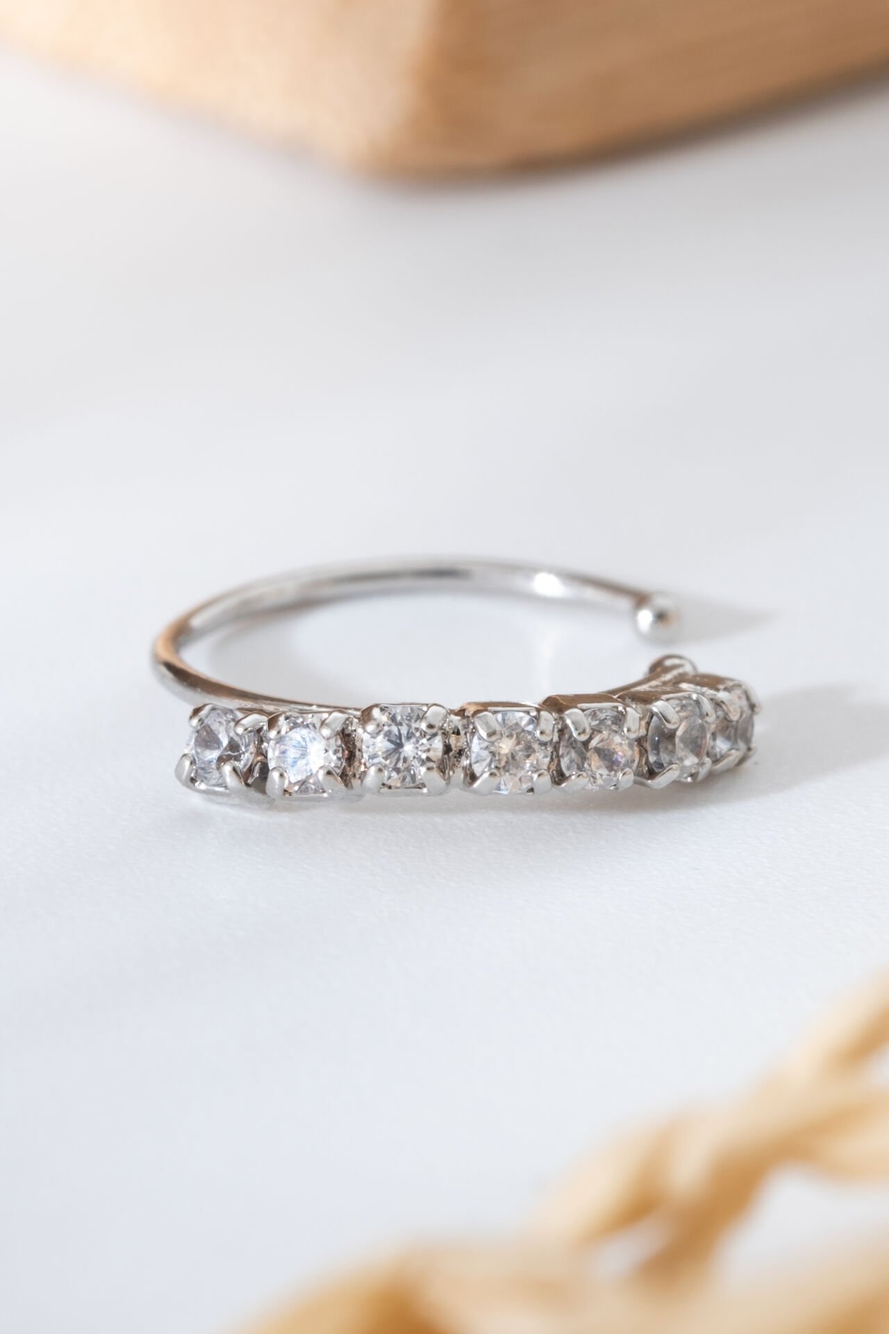 Taş Sıralı Gümüş Renk Halka Burun Piercingi