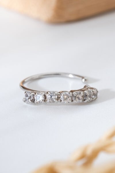 Taş Sıralı Gümüş Renk Halka Burun Piercingi