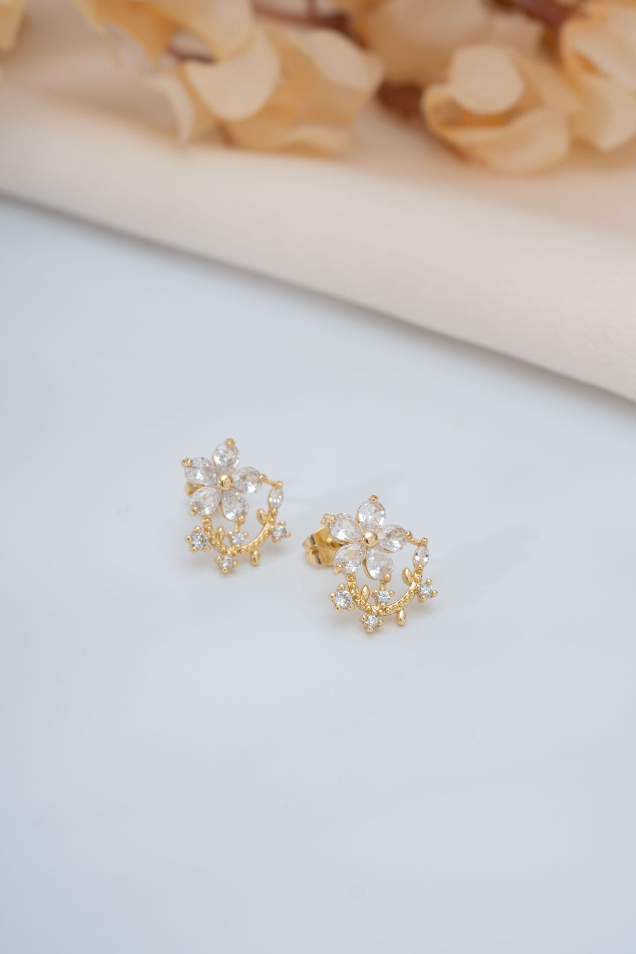 Gold Cam Çiçekli Mini Dal Küpe