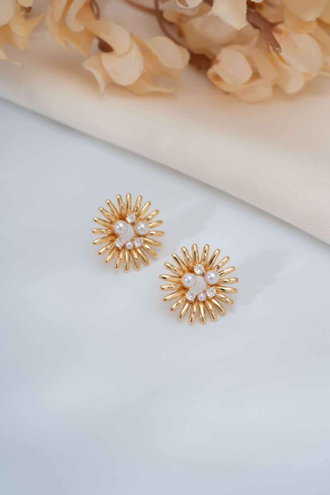 Gold İnci Detay Ay Işık Küpe