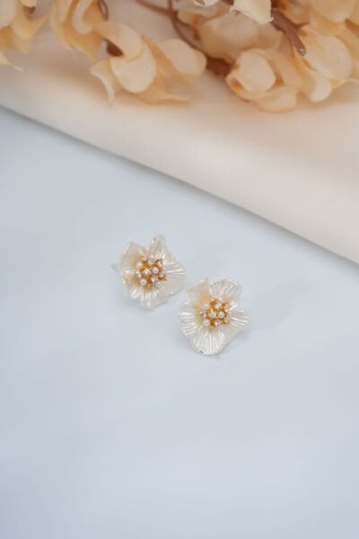 Beyaz Mini Çiçek Cukker Küpe