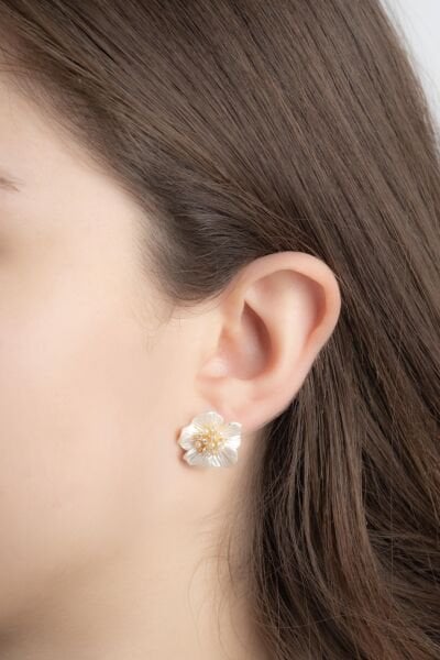 Beyaz Mini Çiçek Cukker Küpe