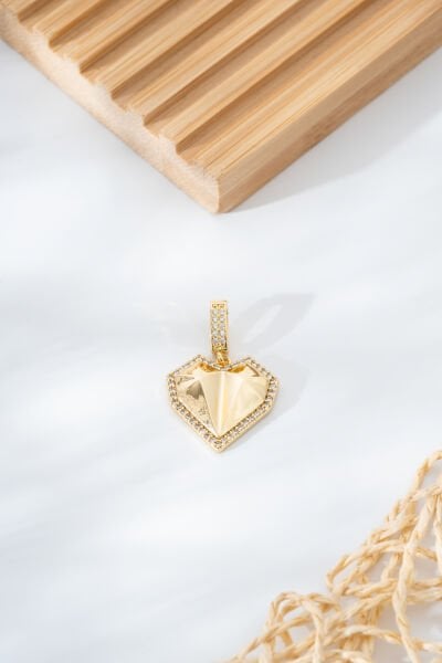 Geometrik Kalp Desenli Taşlı Altın Renk Charm