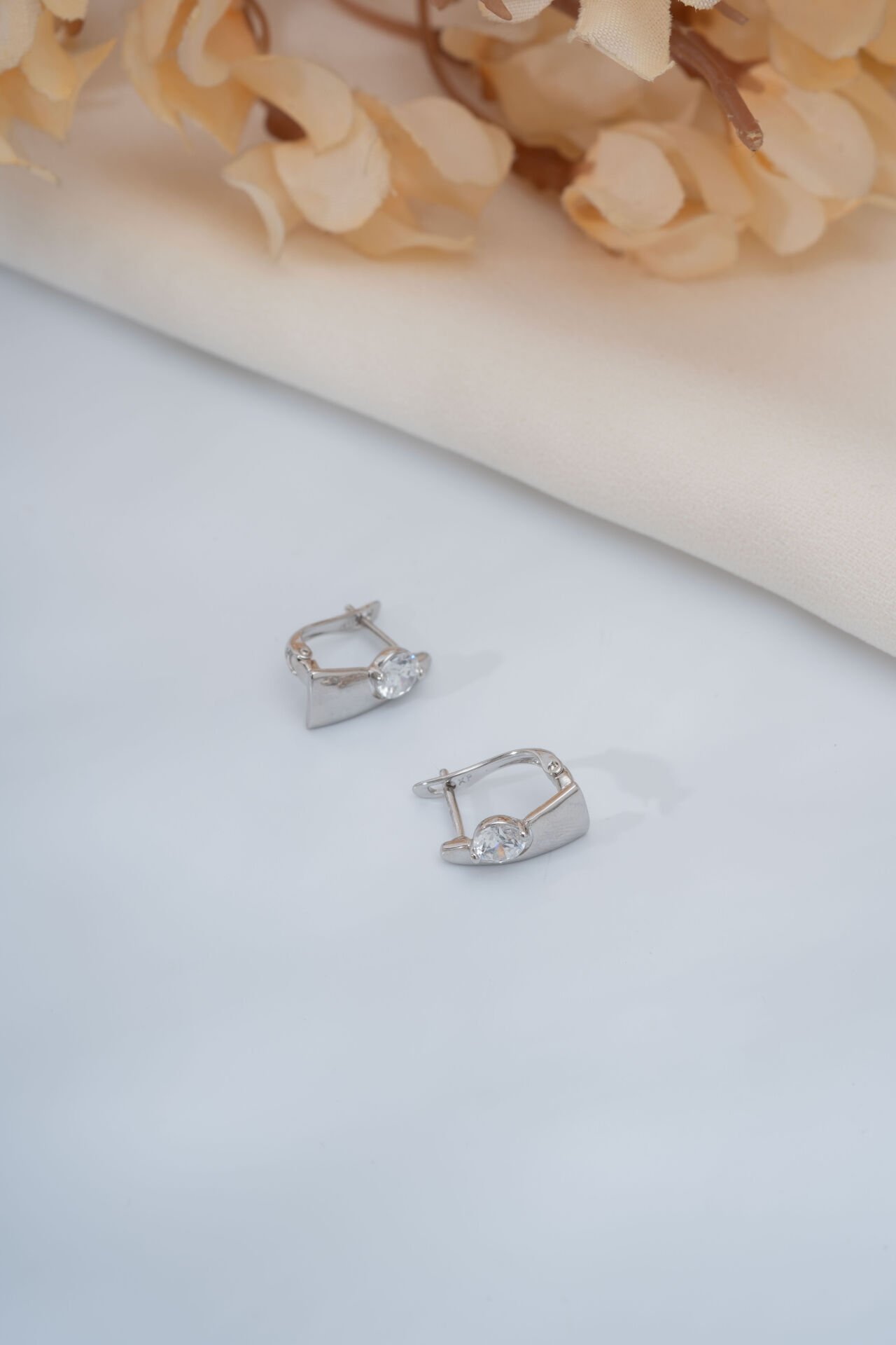 Xupıng Silver Taşlı V küpe