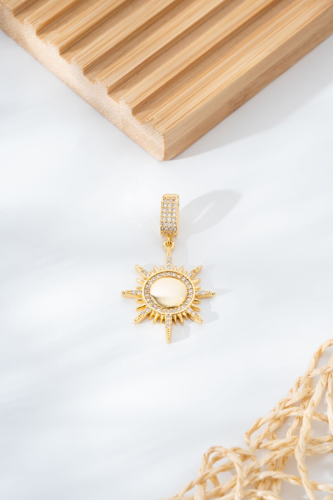 Işıltılı Güneş Figürlü Altın Renk Charm