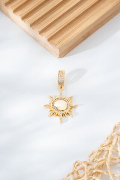 Işıltılı Güneş Figürlü Altın Renk Charm
