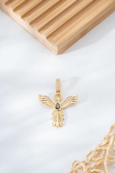 Kuş Figürlü Yeşil Taş Detaylı Altın Renk Charm