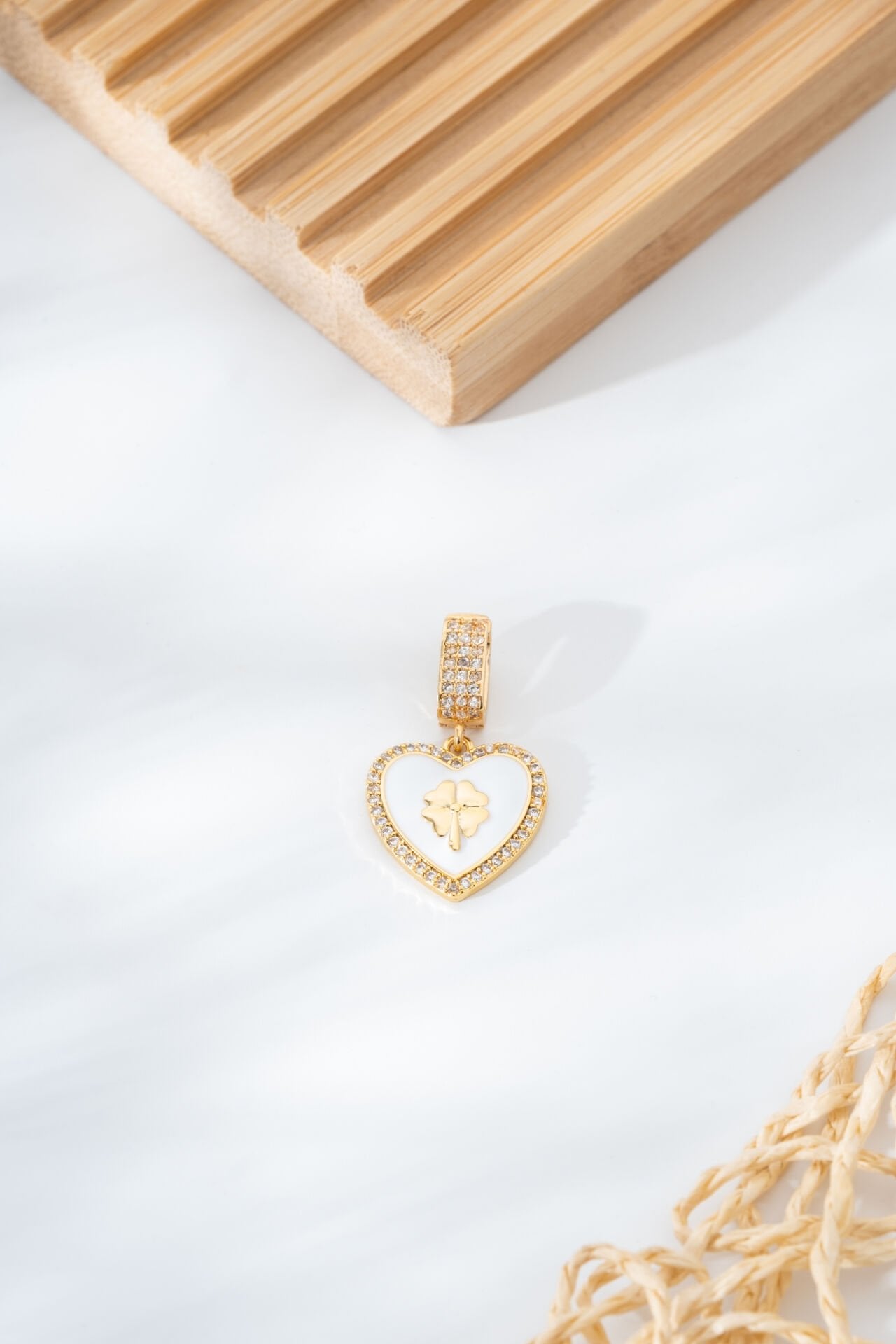 Yonca Figürlü Kalp Model Altın Renk Charm