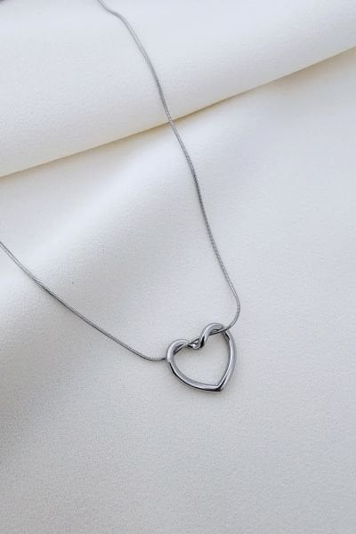 Çelik kalp düğüm kolye silver
