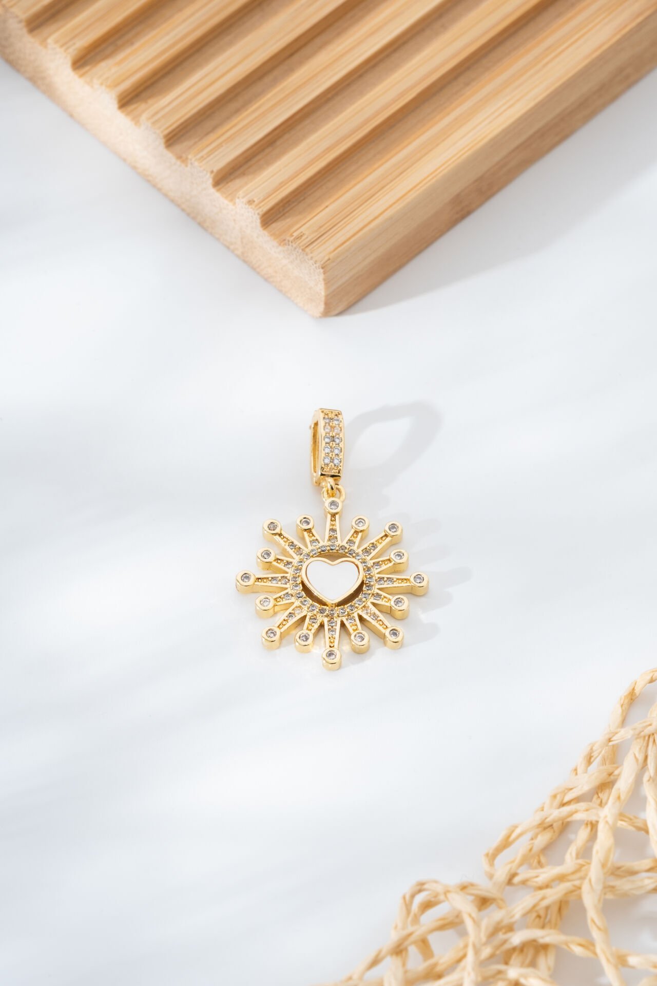Kalp Detaylı Güneş Model Altın Sarısı Charm