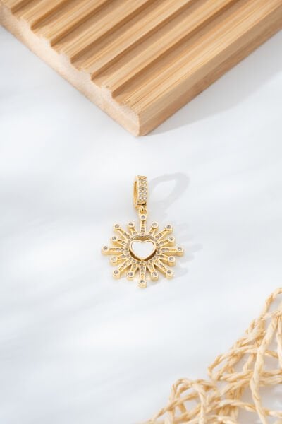 Kalp Detaylı Güneş Model Altın Sarısı Charm