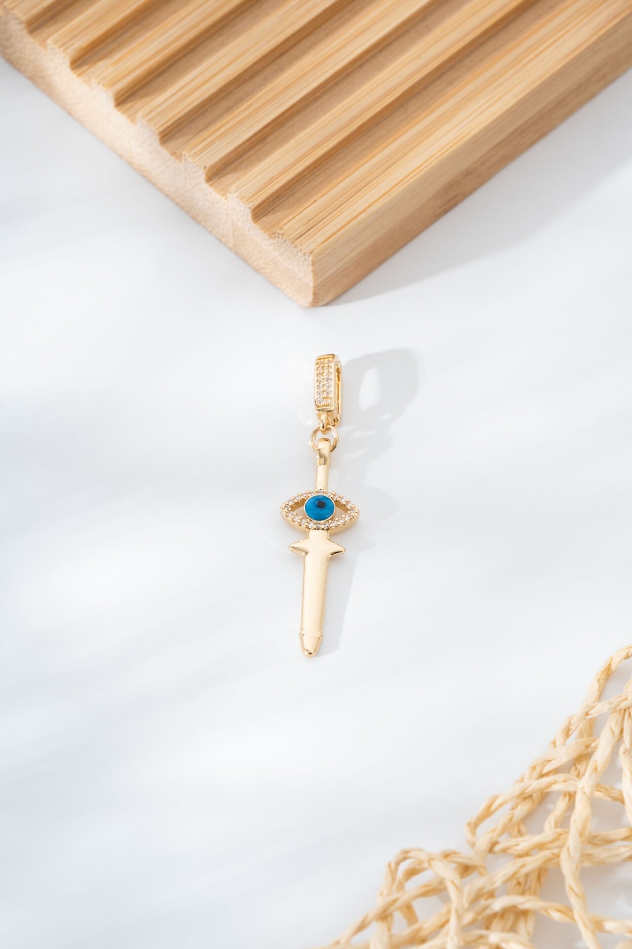 Kılıç Figürlü Nazar Göz Detaylı Altın Sarısı Charm