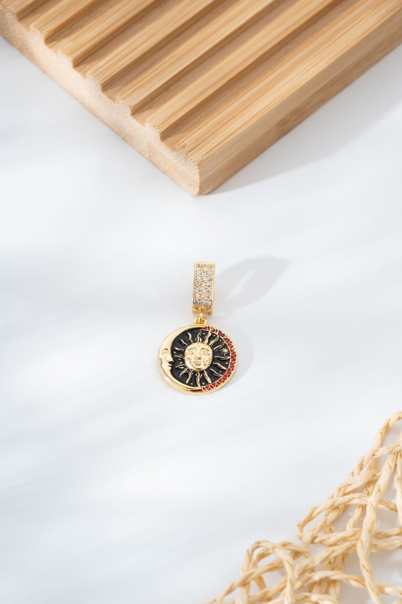 Güneş ve Ay Sembol Tasarımlı Altın Sarısı Yuvarlak Charm