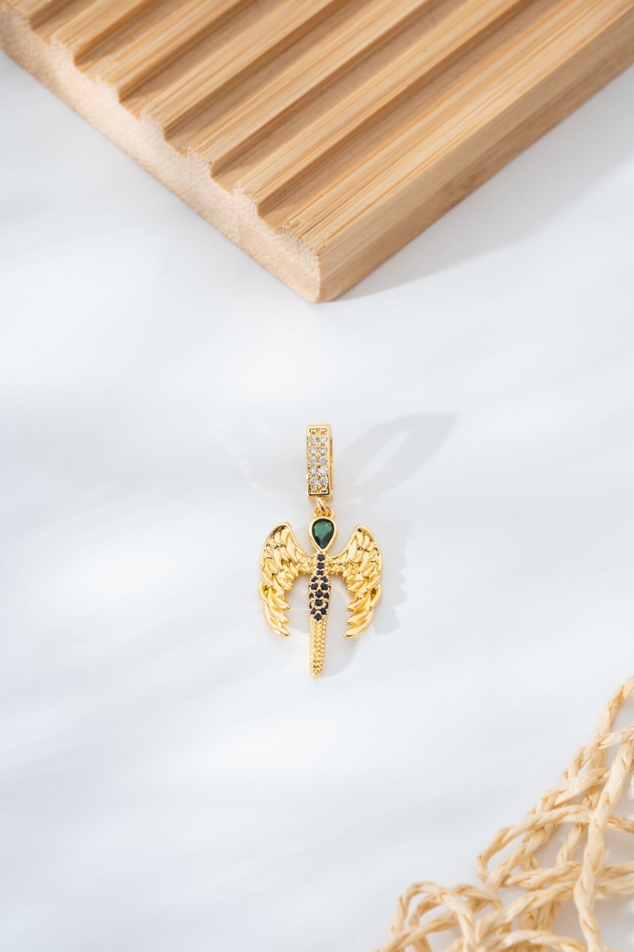Kanat Figürlü Altın Sarısı Taş Detaylı Charm