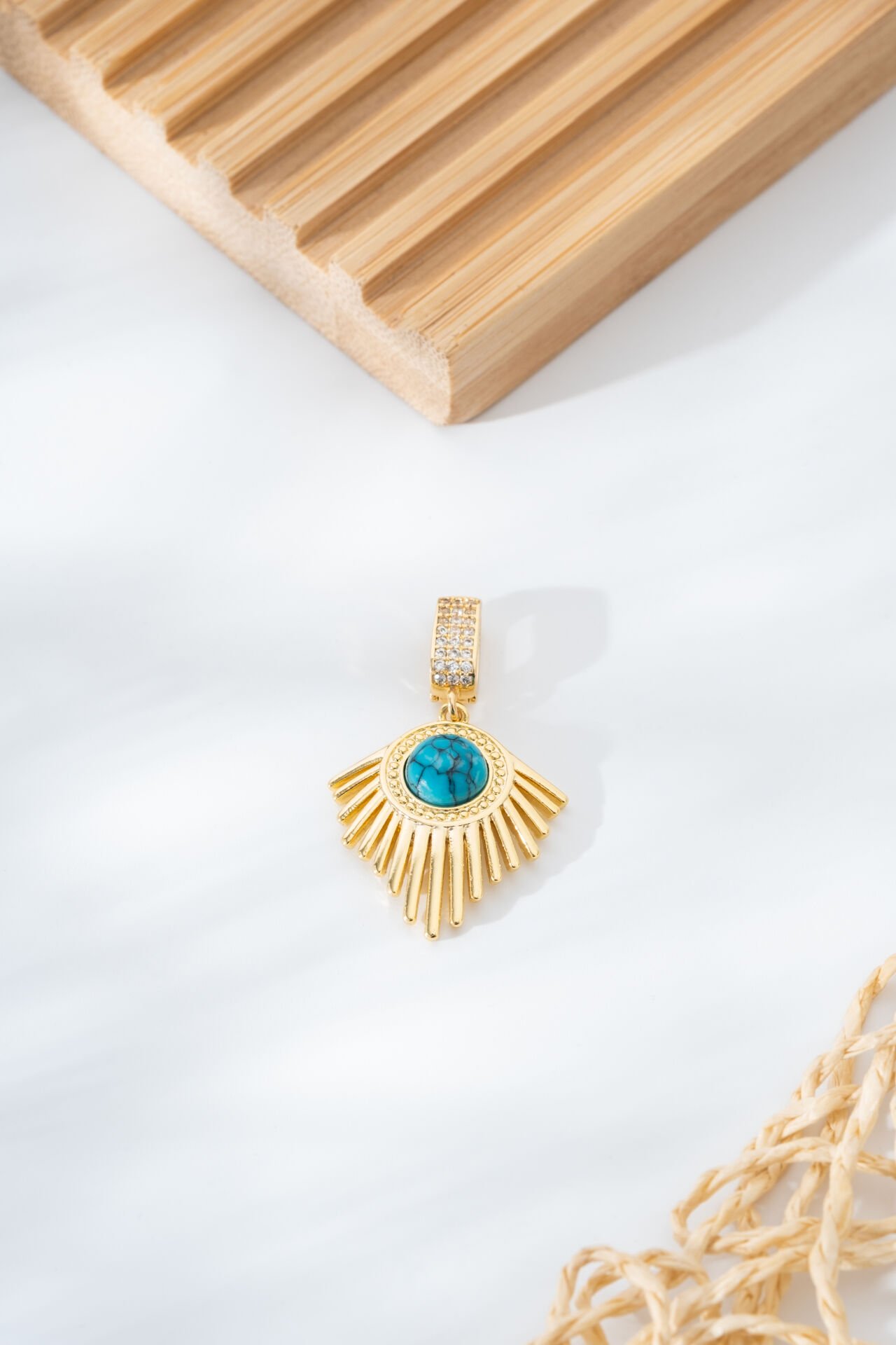 Turkuaz Taşlı Işın Detaylı Altın Sarısı Charm