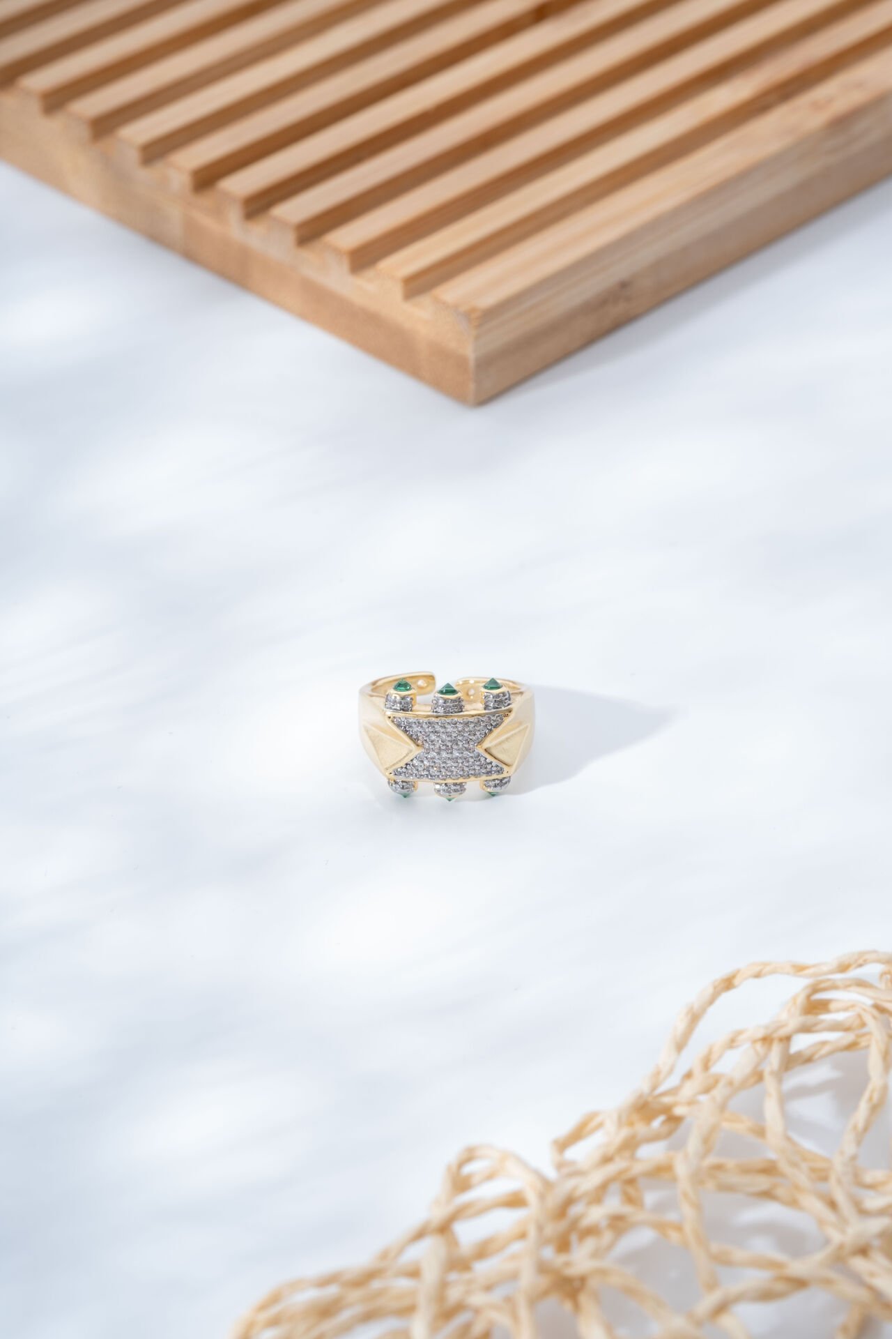 Gold Zirkon Taşlı Kalem Figürlü Yeşil Detay Yüzük