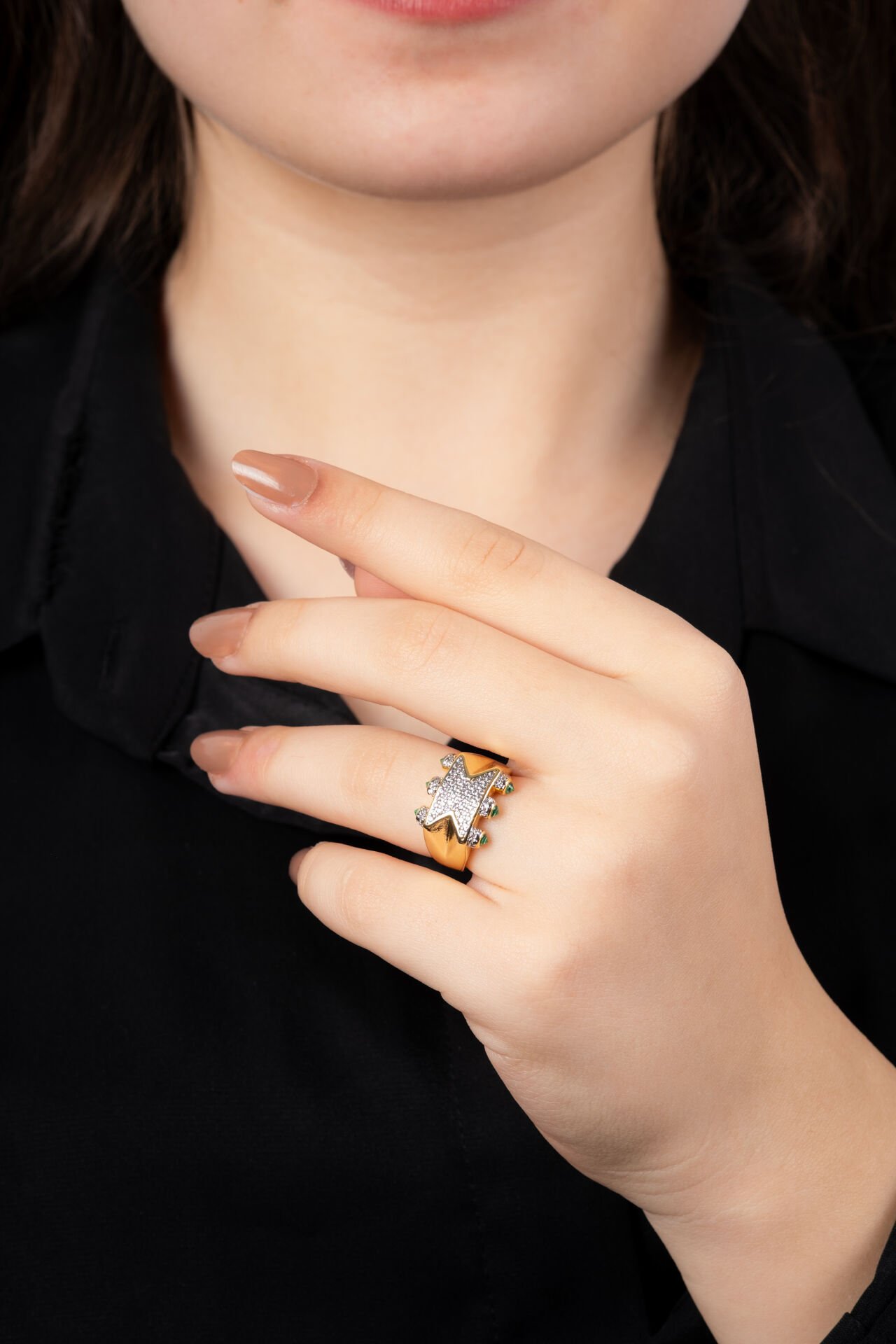 Gold Zirkon Taşlı Kalem Figürlü Yeşil Detay Yüzük