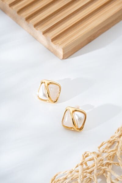 Üçgen Formlu İnci Beyazı Gold Çerçeveli Modern Küpe