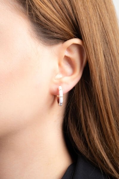 Beyaz ve Altın Detaylı Halka Küpe