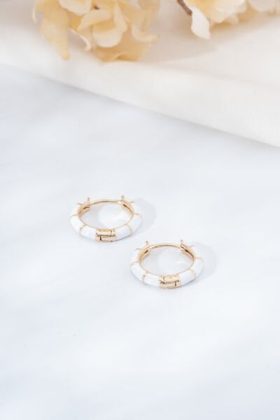 Beyaz ve Altın Detaylı Halka Küpe