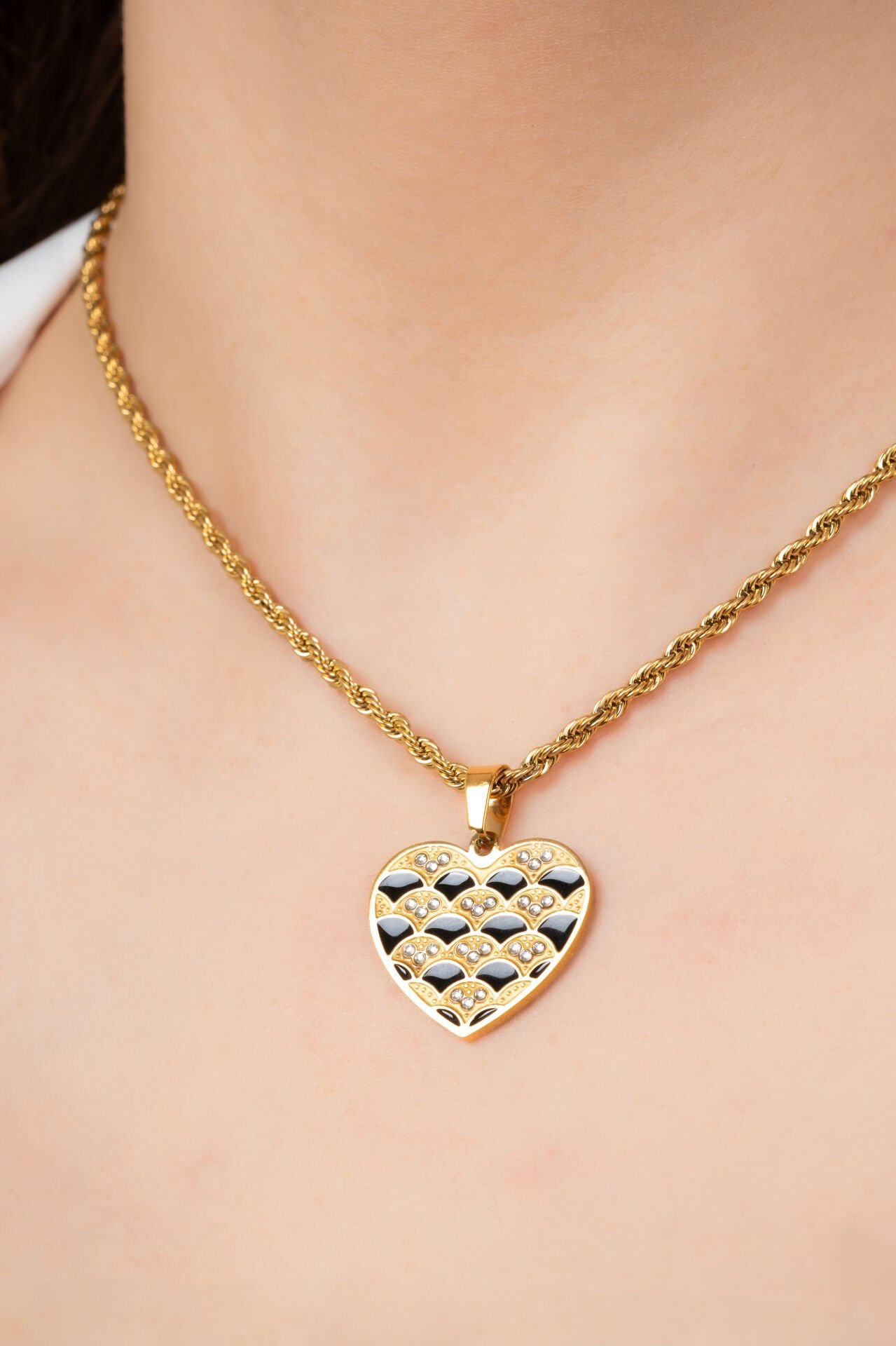 Siyah Desenli Kalp Uçlu Burgulu Zincir