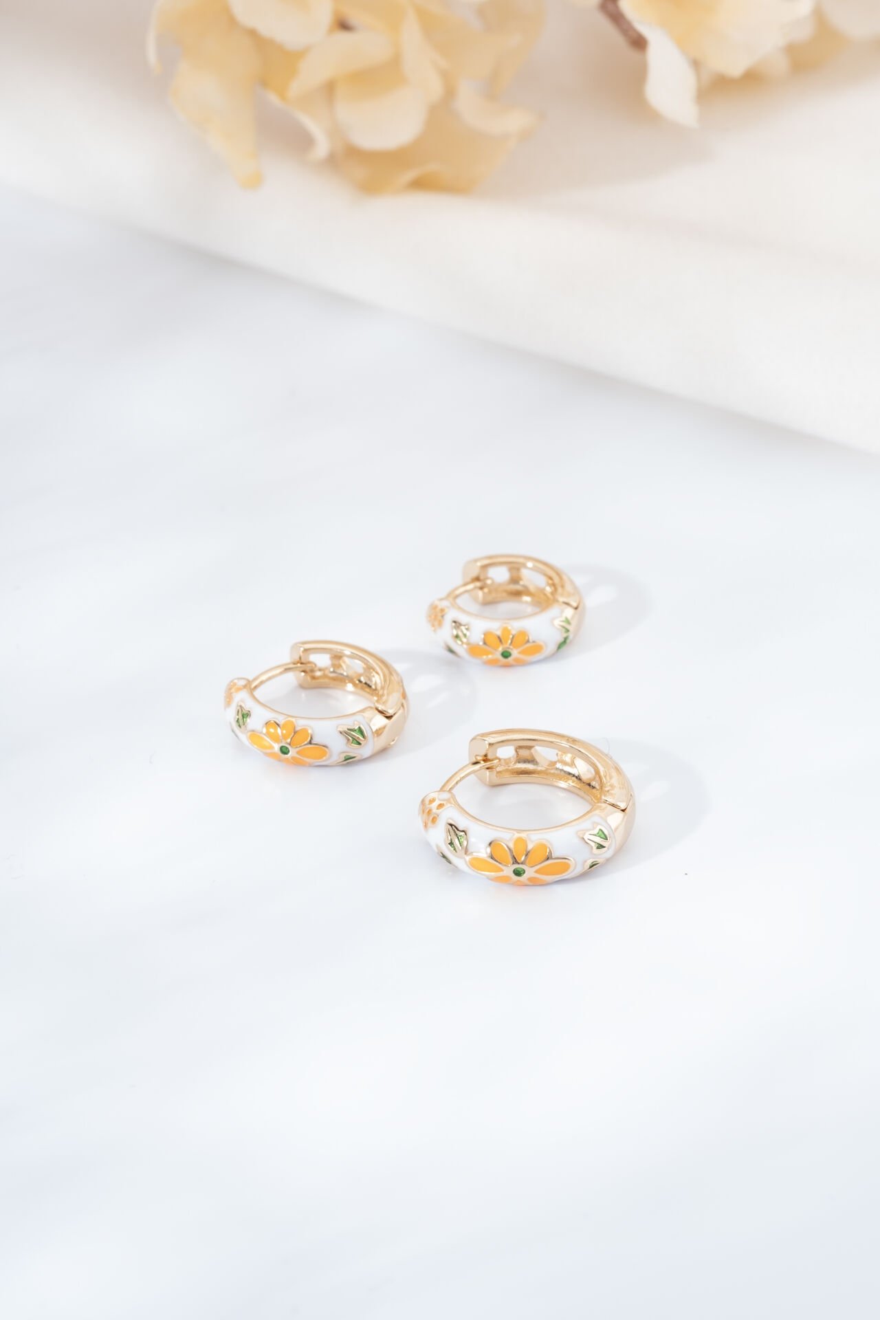 Turuncu Çiçek Desenli Halka Küpe