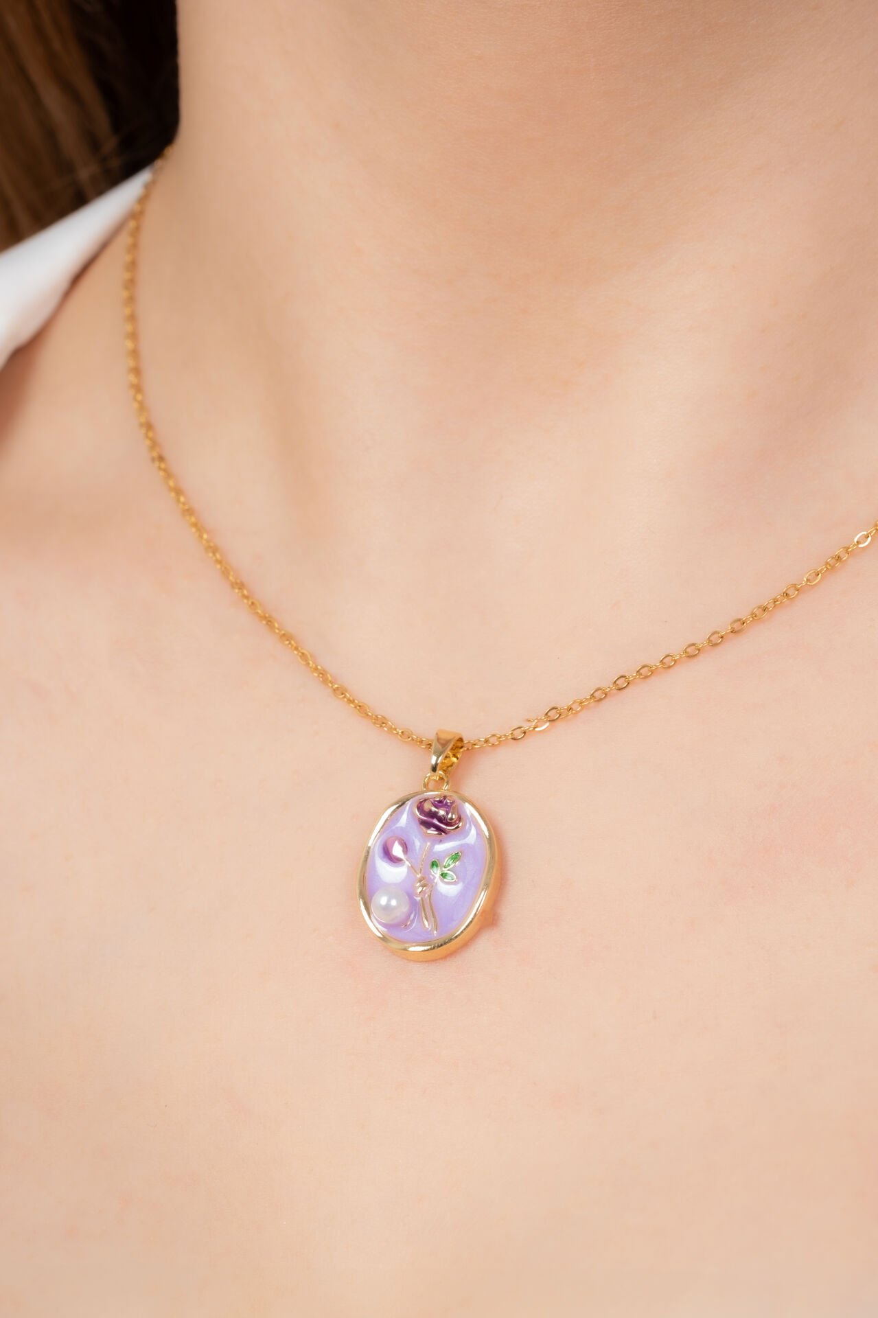 Mor Zeminli Figürlü İnci Detaylı Zincir Kolye