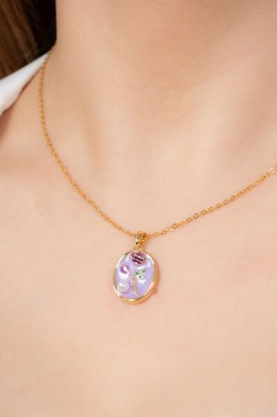 Mor Zeminli Figürlü İnci Detaylı Zincir Kolye