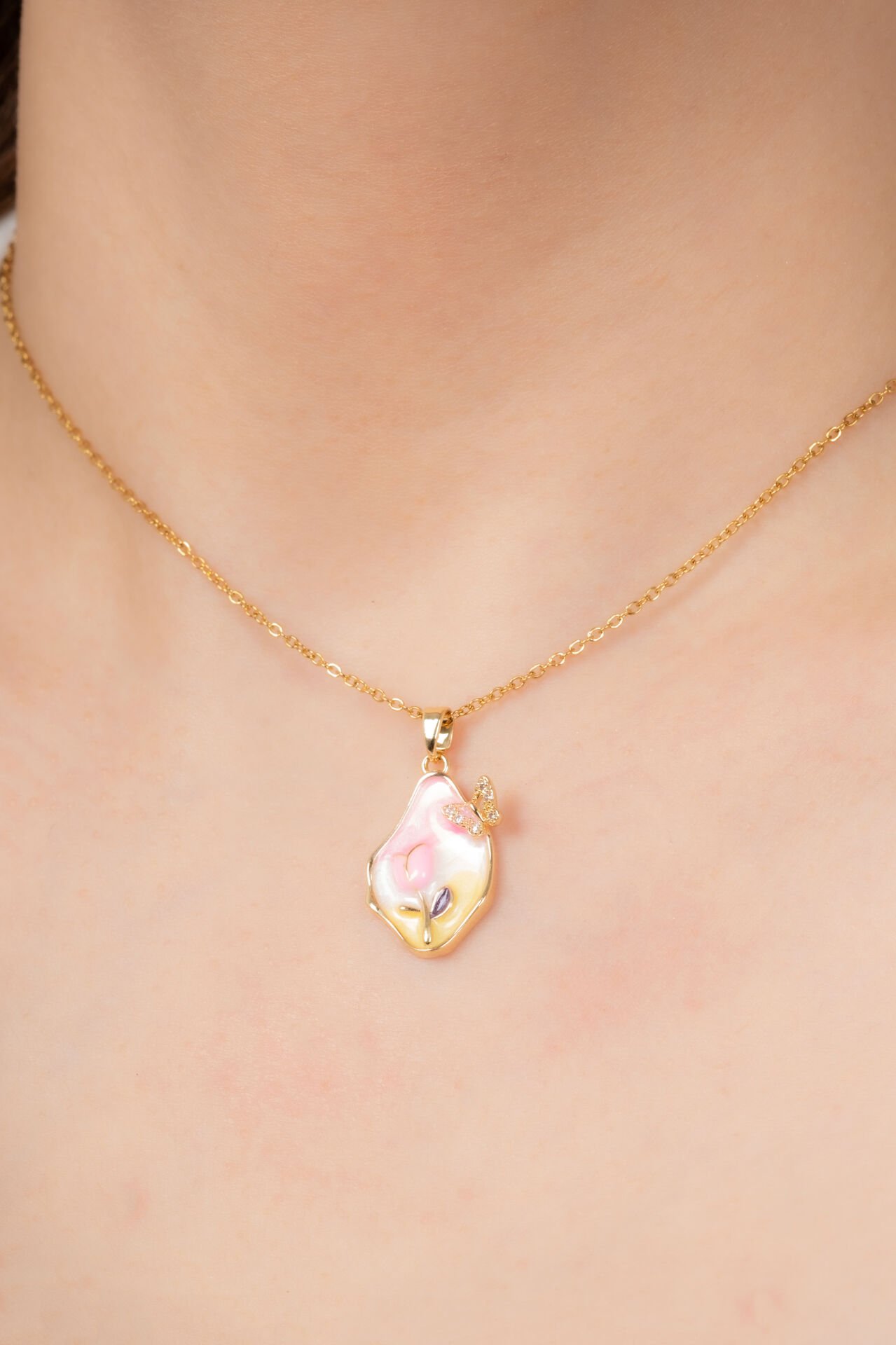 Pembe Zeminli Kelebek ve Çiçek Figürlü Zincir Kolye